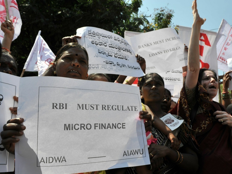 2010年12月14日，全印度婦女聯合會（All-India Democratic Women's Association）發起一場抗議，要求印度央行必須立法規範微型貸款業務。（影像來源：<a href = "http://www.npr.org/2010/12/31/132497267/indias-poor-reel-under-microfinance-debt-burden">Noah Sheelam/AFP/Getty Images</a>）
