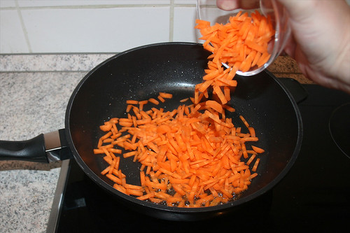 23 - Möhren in Pfanne geben / Add carrots