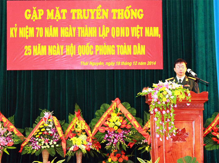 (Đ/c Thượng tá Phạm Văn Hòa – Hiệu trưởng nhà trường phát biểu gặp mặt truyền thống)