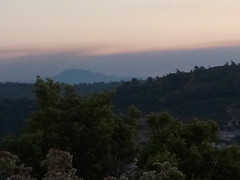 Η φωτιά μεταξύ των χωριών Λάερμα και Απόλλωνα όπως φαινόταν σήμερα από την Ψίνθο (23/07/2015)