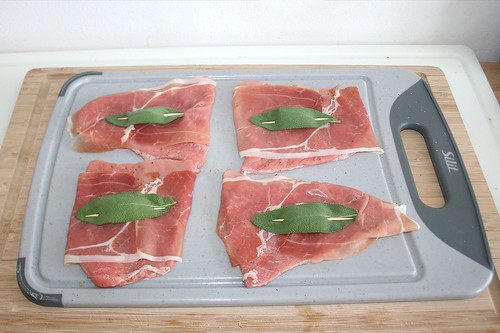 23 - Kalbsschnitzel mit Parmaschinken & Salbei belegen / Put parma ham & sage on veal cutlets
