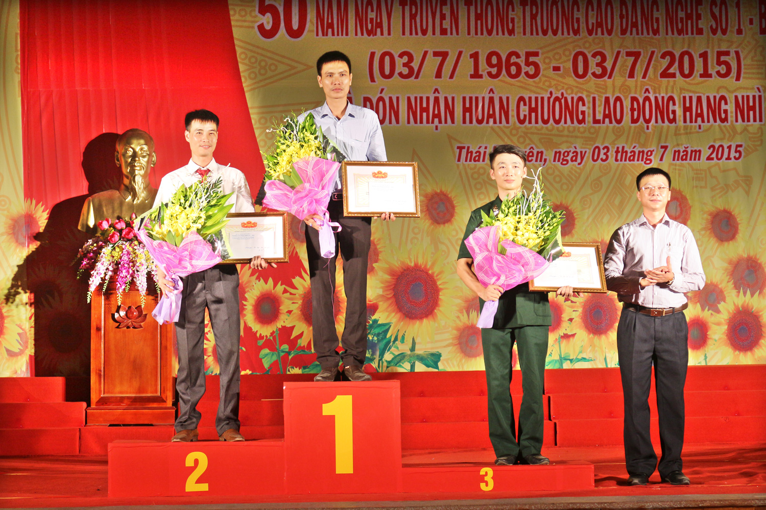 Đồng chí Thượng tá Phạm Văn Hòa – Phó Bí thư Đảng ủy, Hiệu trưởng nhà trường trao giải cho các tập thể xuất sắc