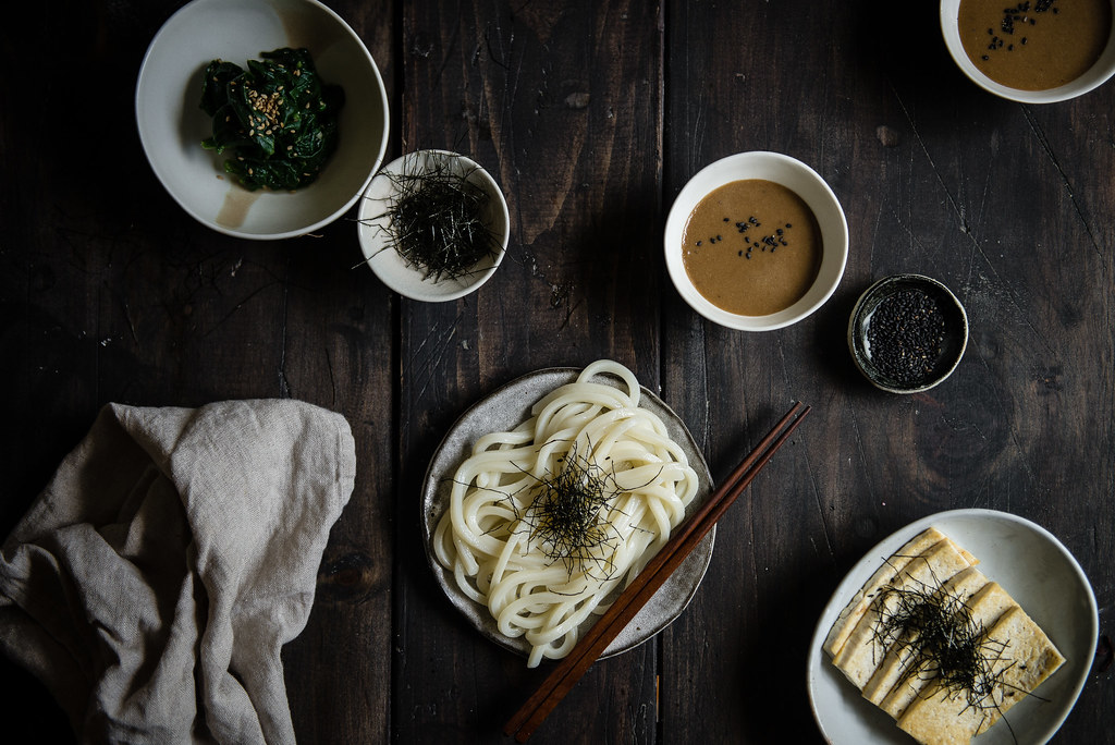 udon noodles with sesame dipping sauce | two red bowls