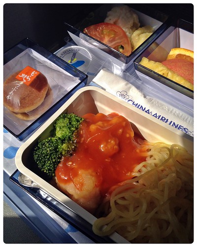 apple fruit tomato broccoli pineapple noodles tray chinaairlines airborne 機内食 airlinefood 飛機餐 中華航空 comidadeavión bordverpflegung 기내식 zhōnghuáhángkōng бортовоепитание غذایهواپیما stravavleteckédopravě อาหารที่บริการบนเครื่องบิน
