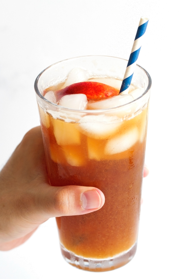 Homemade Peach Iced Tea - Made with just 4 simple ingredients and even better than the Olive Gardens! #sweettea #icedtea #peachicedtea | Littlespicejar.com