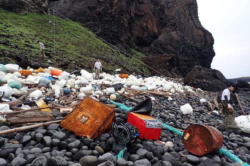 塑膠製品佔領生活，塑膠垃圾也佔領了海岸。圖為東吉燈塔下方長年累積的海漂垃圾。圖片來源：海管處。