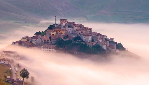 morning light italy fog sunrise village dream olympus nebbia umbria castelluccio montisibillini epl3