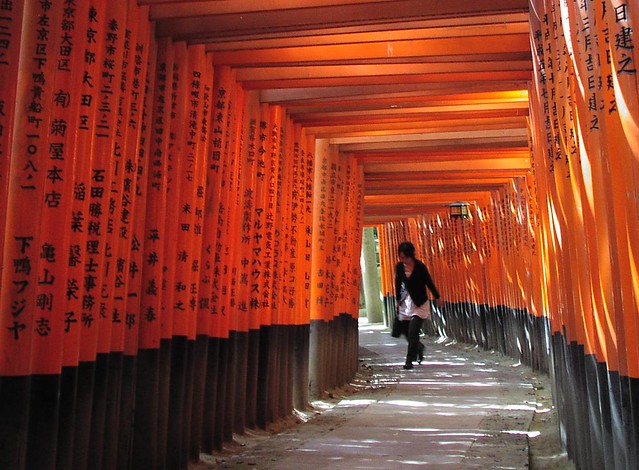 A fugitive presence under the torii