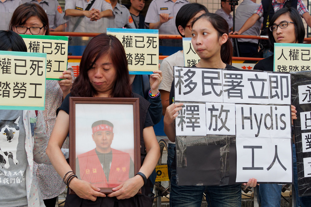 台灣聲援Hydis工人連線今日上午9點在移民署前集結，要求移民署將當時已被留置在外國人收容中心超過12小時的韓國工人，立刻責付駐台北韓國代表處。（攝影：林佳禾）