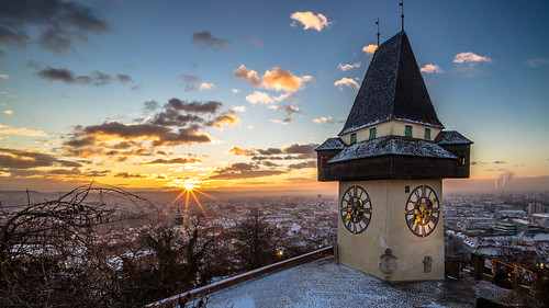 uhrturm winter schlossberg graz styria austria morning sunrise sun snow cold goldenhour sony ilce7m2 voigtländer 15mm super wide angle lens outdoor city cityscape