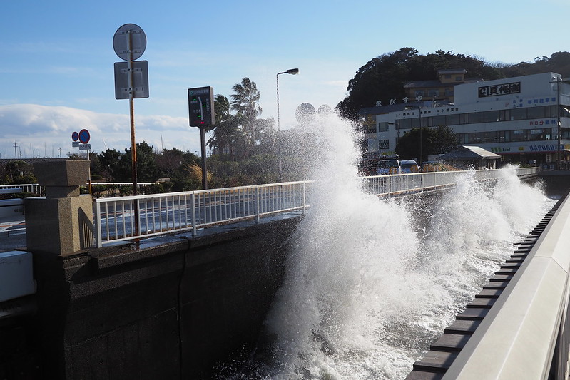 鎌倉江の島大橋にぶつかる波しぶき