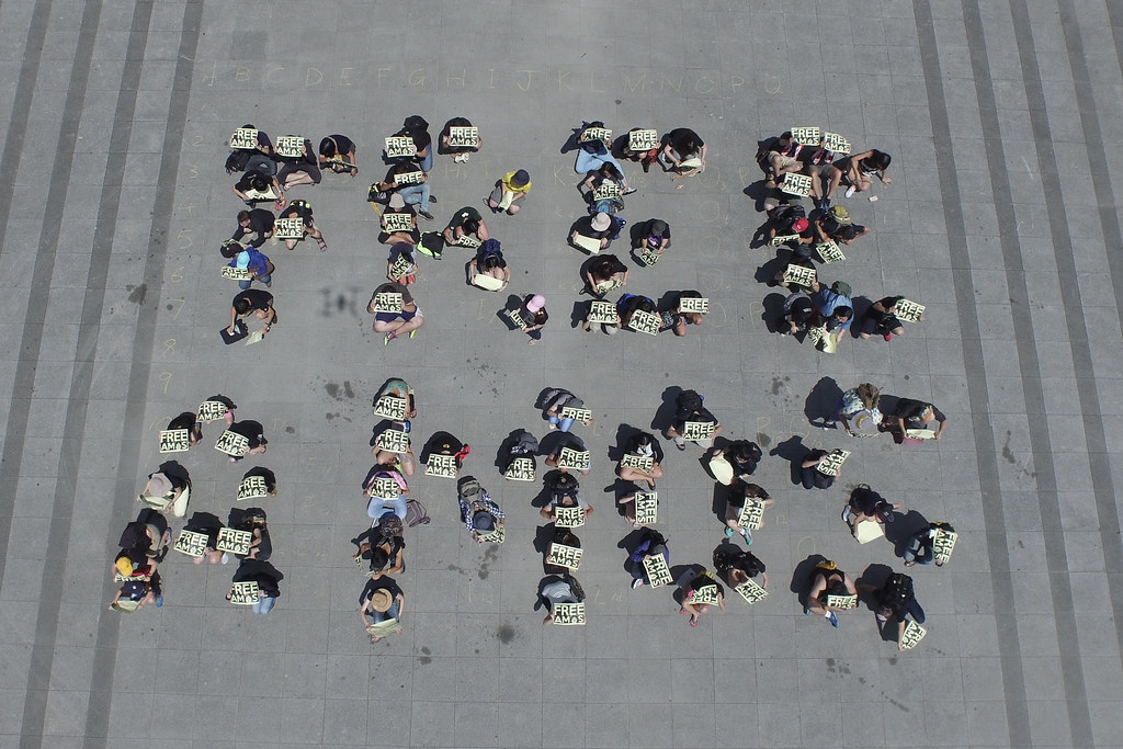 7月5日台灣發起「排字撐AMOS YEE」，在烈日下排出「Free Amos」字形。（照片提供：台灣人權促進會）