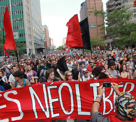 反對新自由主義政策，是上世紀90年代中期至今，各國社會運動的共通議程。圖為2012年加拿大學生罷課抗議調漲學費。（影像來源：<a href = "http://www.globalresearch.ca/canadas-maple-spring-from-the-quebec-student-strike-to-the-movement-against-neoliberalism/5317452">Global Research</a>）