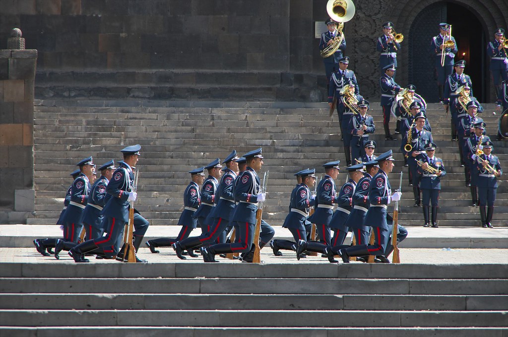 Het monument van moeder Armenië met parade oefeningenvoor onafhankelijksdag