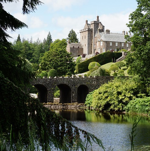 bridge house castle gardens scotland pond drummond