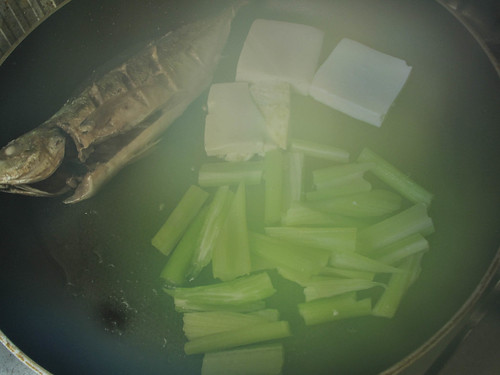 006 3-in-1  :  Fried fish, tofu and celery