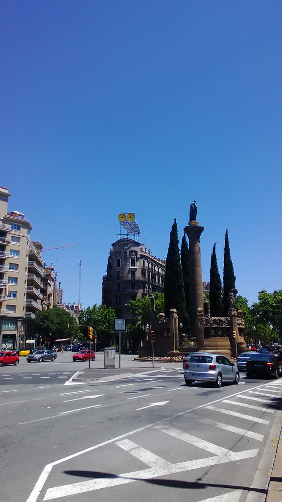 Direzione Sagrada Familia - Incrociamo gli occhi di un enorme Gufo e a poca distanza le Gru ci confermano che la direzione è esatta