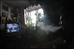 在公寓中抽菸的人，家中的每個表面都沾滿了三手菸（照片No Kidding由提供）。