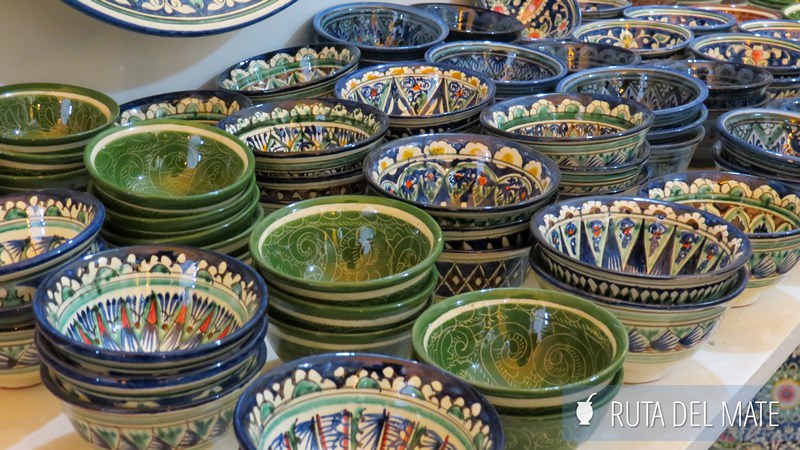 Conjunto de cuencos de cerámica de distintos colores que se vendían en una tienda dentro del Registán.