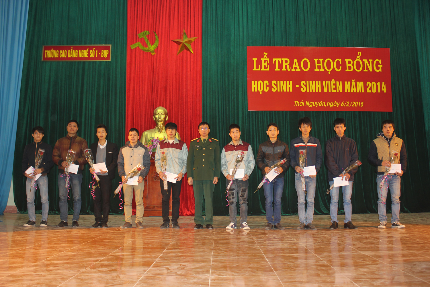 Đồng chí Thượng tá Phạm Văn Hòa – Hiệu trưởng nhà trường trao thưởng cho các sinh viên
