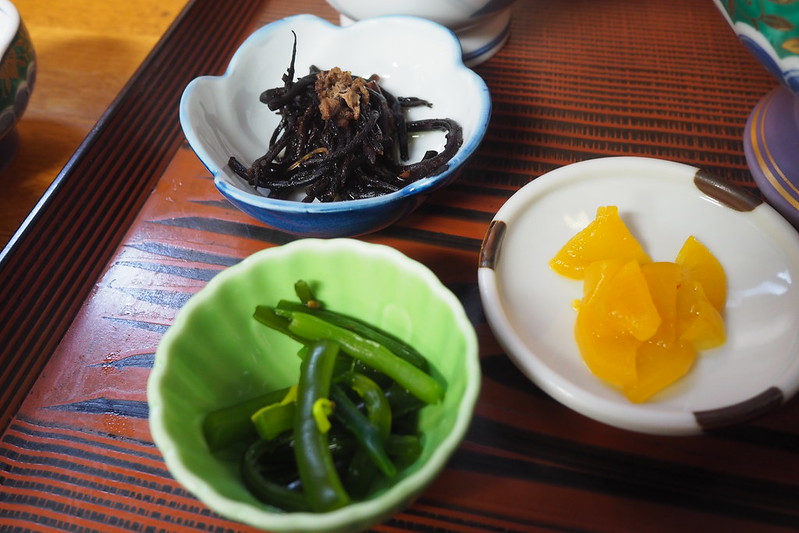 鎌倉江ノ島門前町の路地にあるゑじま刺身定食の小鉢