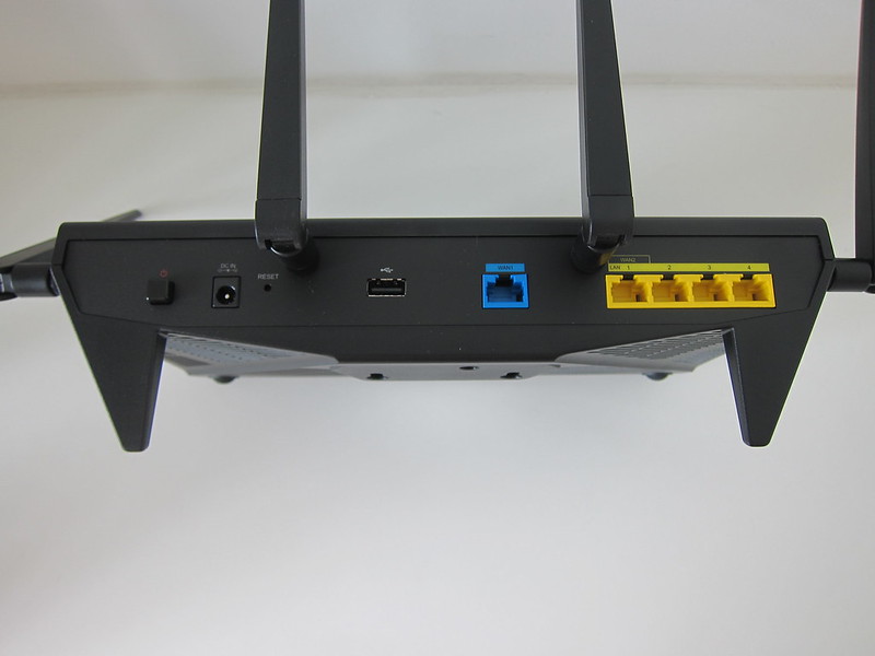 Synology Router RT2600ac - Back