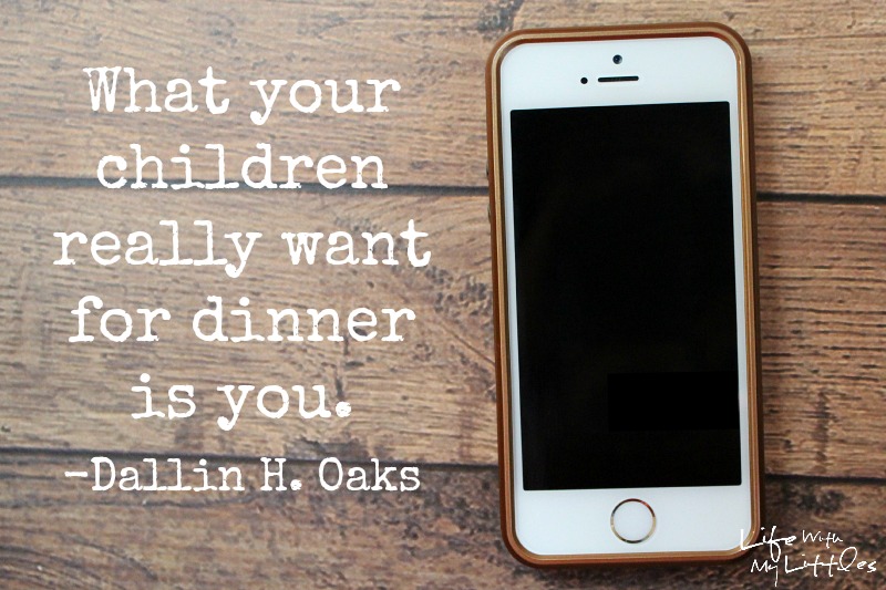 How to make your family dinner more memorable with #DarkForDinner. Plus a printable list of questions to ask your family!