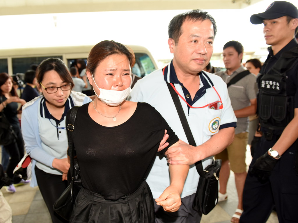 8名韓國工人被移民署接駁車送抵台北松山機場，首位下車的李美羅神色哀戚。（攝影：宋小海）