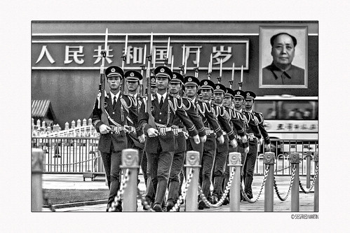 asien asia china peking beijing mann man männer men soldat soldier soldaten soldiers verbotenestadt forbiddencity eingang entrance uniform marschieren march