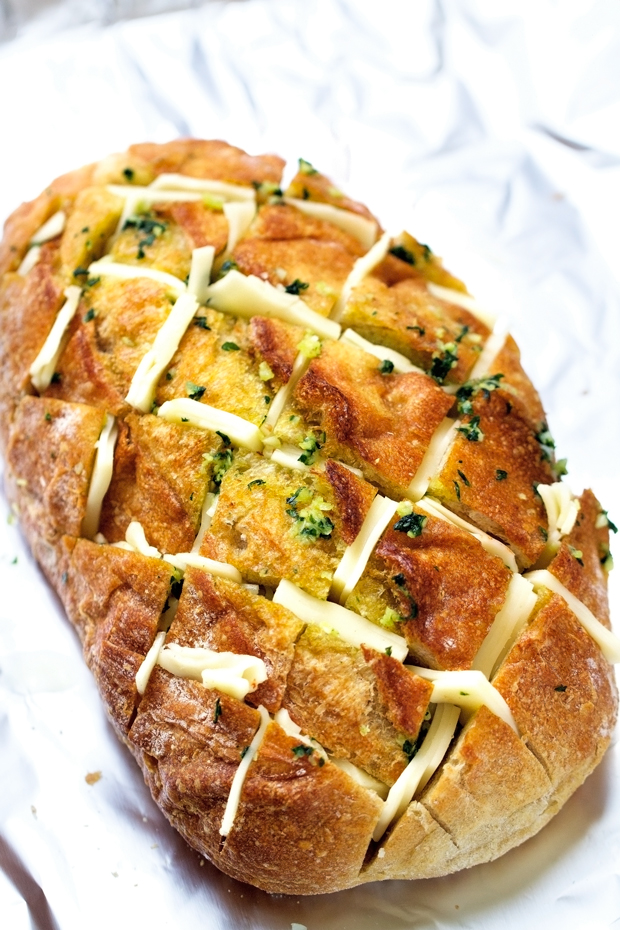 Cheesy Garlic Pull Apart Bread - Load bread stuffed with fresh mozzarella cheese and melted garlic butter. You'll NEVER eat regular garlic bread EVER again! #garlicbread #pullapartbread #crackbread | Littlespicejar.com