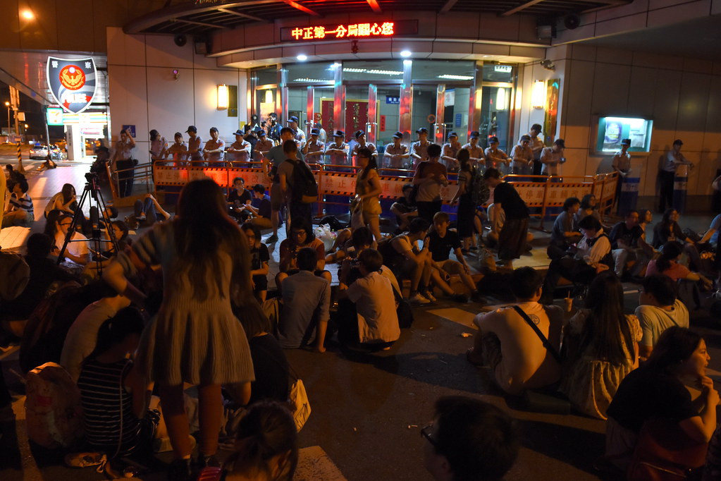 台灣聲援Hydis工人連線及其他聲援民眾則前往包圍中正一分局，批評警方濫用職權，並要求釋放韓國工人。（攝影：宋小海）