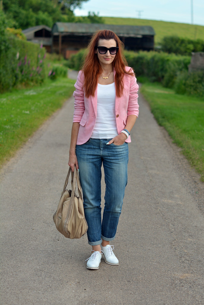 Summer style | Pink blazer, boyfriend jeans, white brogues