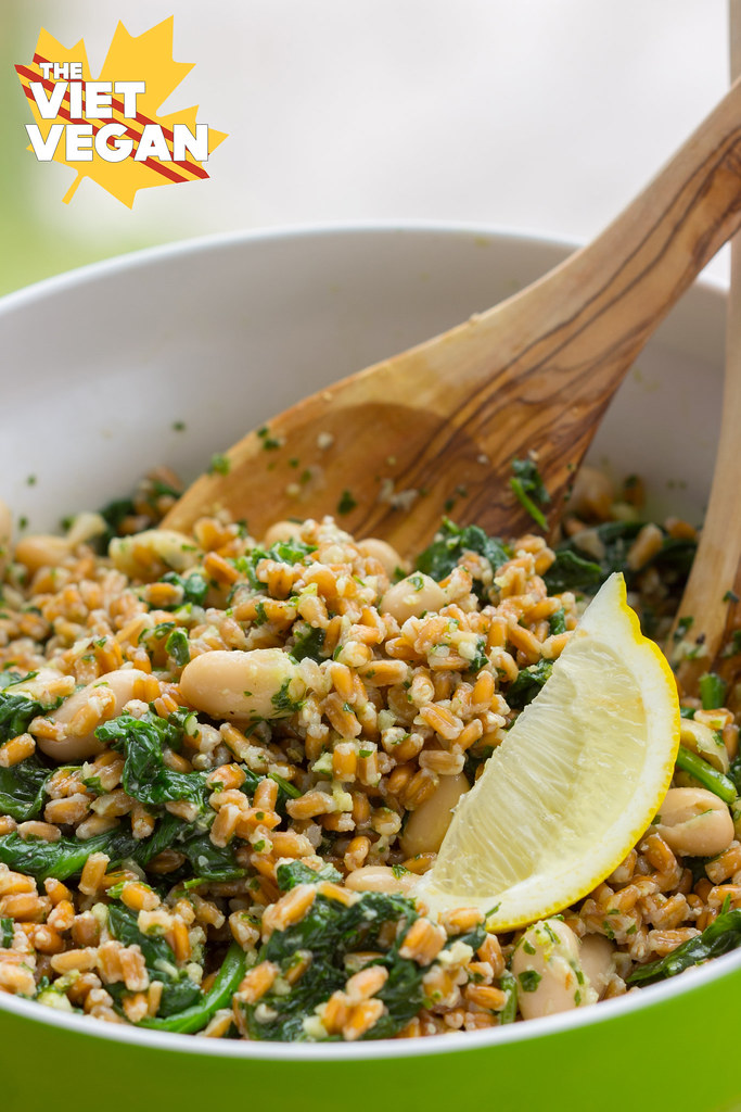 Farro, Cannellini Bean, and Parsley Pesto Salad | The Viet Vegan | Makes for a healthy, brightly flavoured lunch. Full of fibre, protein, and texture, this is a fresh way to fuel your body.
