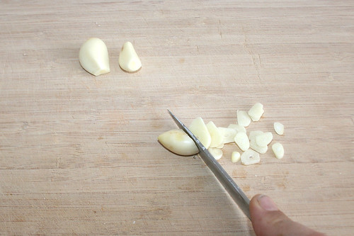 16 - Knoblauch in Scheiben schneiden / Cut garlic in slices