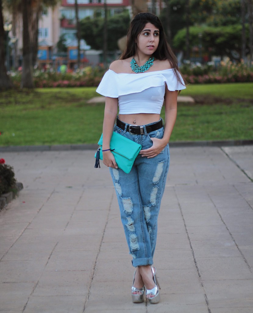 http://www.anunusualstyle.com/2015/07/white-top.html
