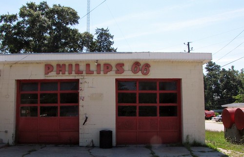 red abandoned mainstreet phillips southcarolina 66 gasstation lakeview smalltown servicestation reddoors carmichaels dilloncounty mappingmainstreet phillps66 mappingmain