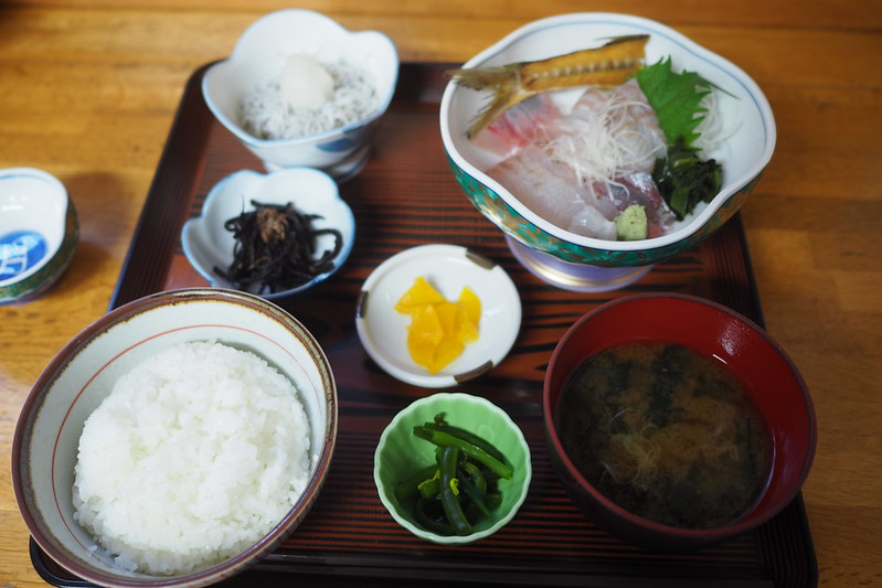 鎌倉江ノ島門前町の路地にあるゑじま刺身定食とシラスおろし