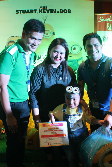 Mr. Edwin Nava, Vice President for Operations of SMLEI, Ms. Ailene Llado, AVP/ Business Unit Head for Snack Time, and Mr. Richard Caluyo, Regional Operations Manager for Premiere III & IV, SMLEI award the best Minions inspired outfit