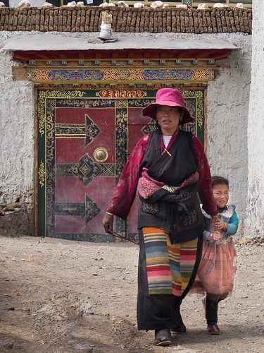 china cn saga tibetanplateau sakya lhatse tibetautonomousregion sakyatrizin xizangzizhiqu rikazediqu drampagyangtemple kurlapass5080m monasterydrampagyang nanglapass4900m sakyaorder