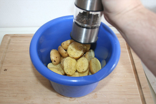 14 - Kartoffeln mit Pfeffer & Salz würzen / Season potatoes with salt & pepper