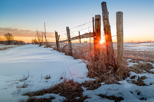 farm sunrise post fence cerca snow winter january enero michigan country isabellacounty sun bright canoneos5dmarkiv flare sol
