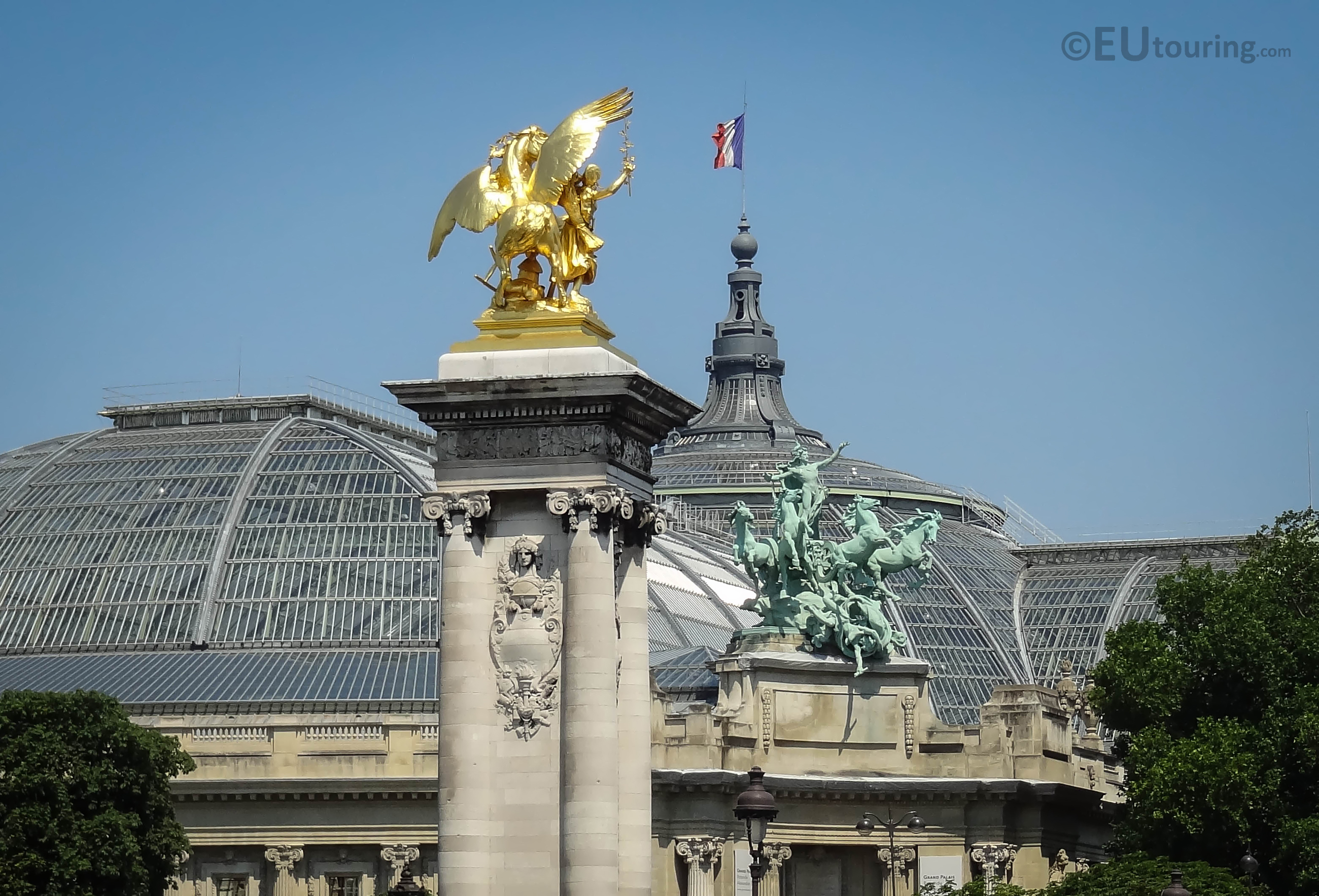 Golden statue and L'Harmonie Triomphant de la Discorde