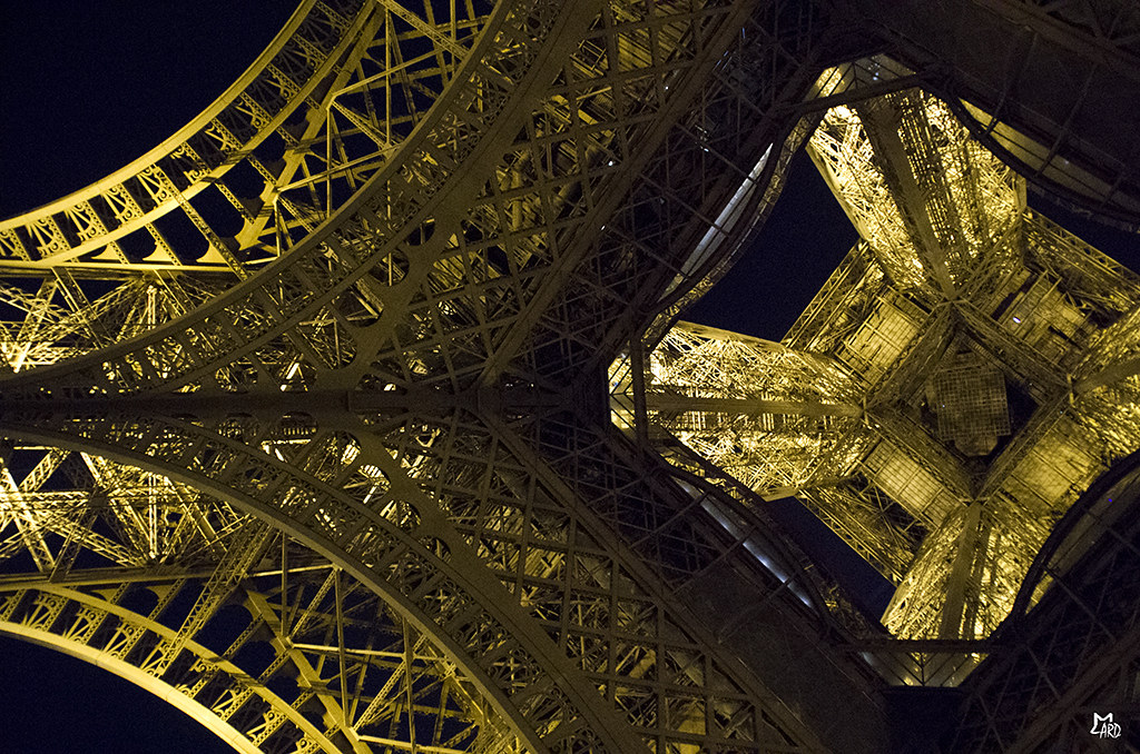 Paris-Tour Eiffel leg & middle - sous les jupes