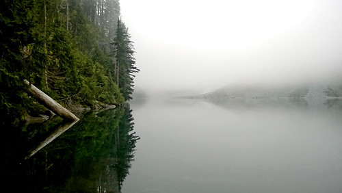lake reflection fog trekking washington eerie hike symmetry wa serene pnw mtindex