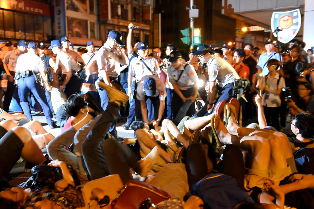 台灣聲援Hydis工人連線及其他聲援民眾則前往包圍中正一分局，警方於凌晨3點半開始抬離抗議者。（攝影：宋小海）
