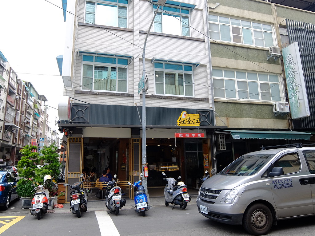 紅茶江,其實就是南台路老江紅茶牛奶的分店..