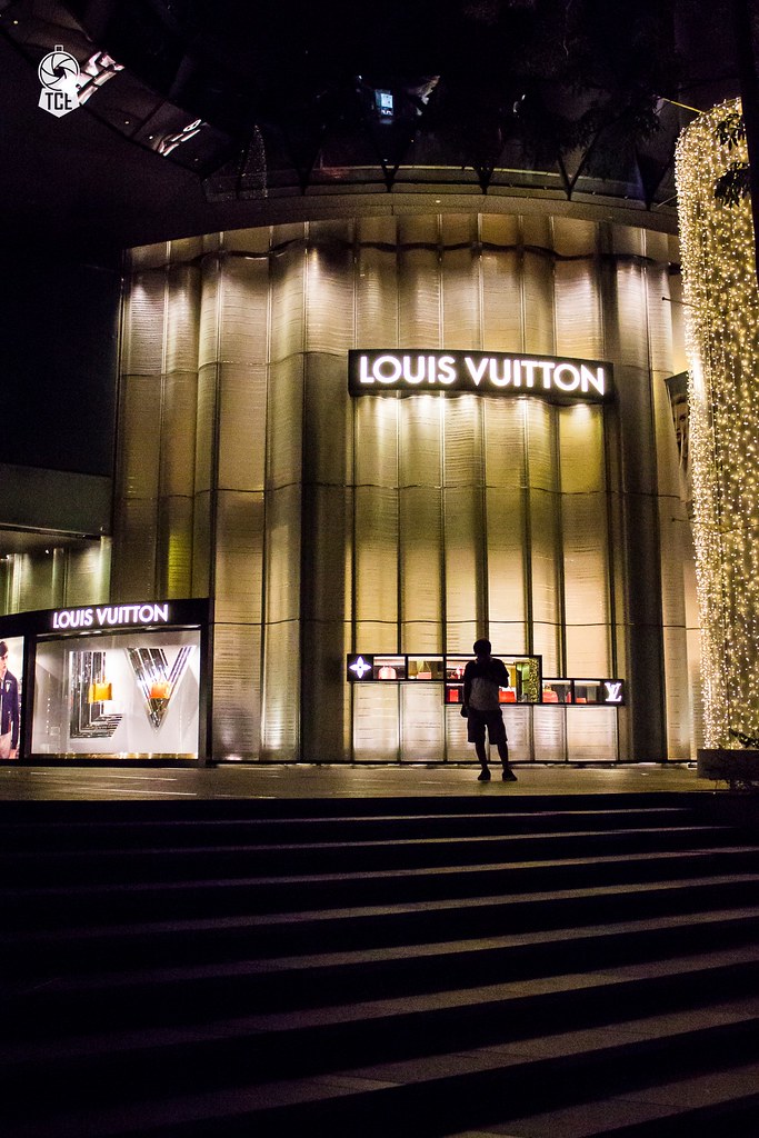 Asia / Singapore - November 22, 2019 : Louis Vuitton LV store in Singapore  Orchard Road ION shopping mall. The Louis Vuitton company operates with mor  Stock Photo - Alamy