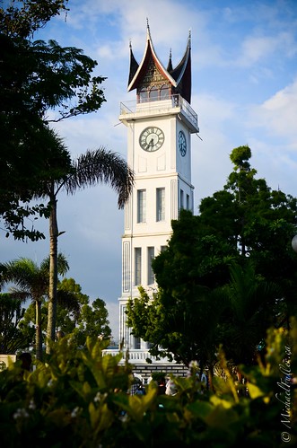 travel sunset tower clock sumatra indonesia backpacking bukittinggi jamgadang dsc42481