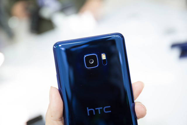 3D 水漾玻璃！ HTC 2017 新設計新機 U Ultra 、 U Play 發表會快速動手玩！大圖！ @3C 達人廖阿輝