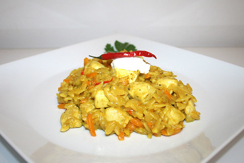 44 - Kritharaki curry fry with chicken - Side view / Curry-Kritharakipfanne mit Hähnchen - Seitenansicht